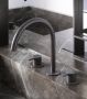 Hotbath Cobber tweegreeps wastafelmengkraan 26 1 cm hoog met gebogen uitloop van 22 1 cm geborsteld messing PVD - Thumbnail 3