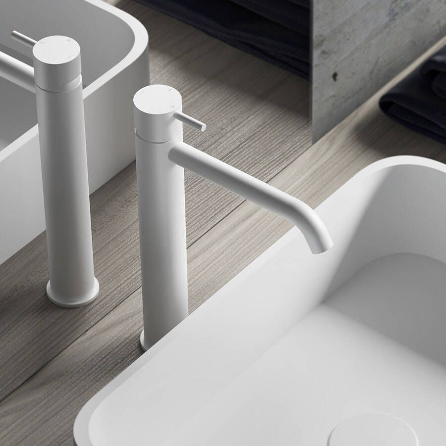 Hotbath Cobber 1-hendel hoge wastafelmengkraan 28 6 centimeter hoog met gebogen uitloop van 18 cm mat wit