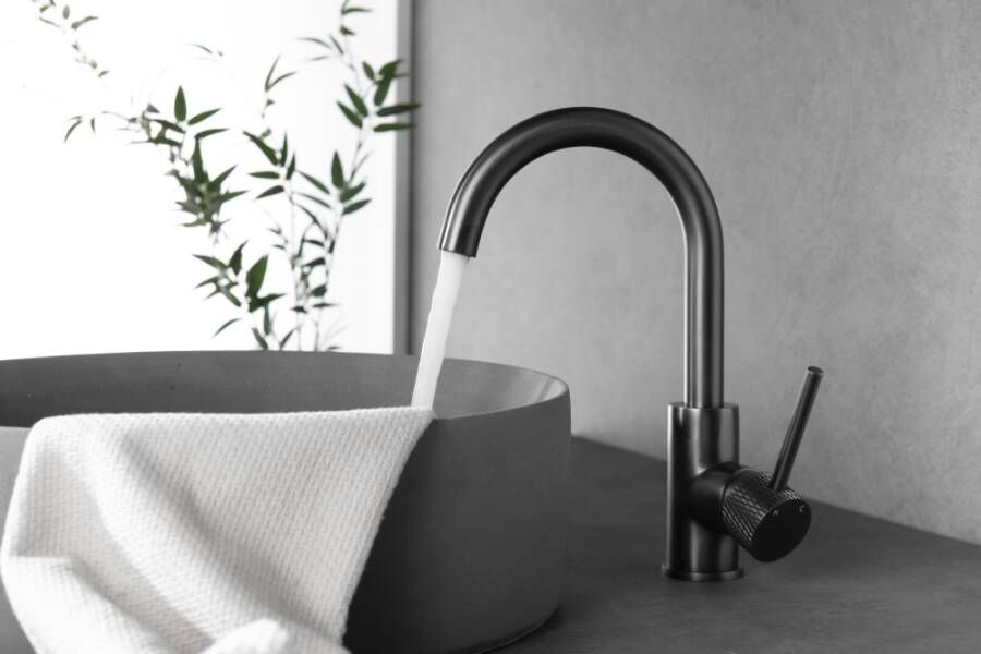 Wiesbaden Wastafelkraan Ribbd Opbouw Laag Mengkraan Rond Gunmetal 1 Greeps Draaibaar Uitloop