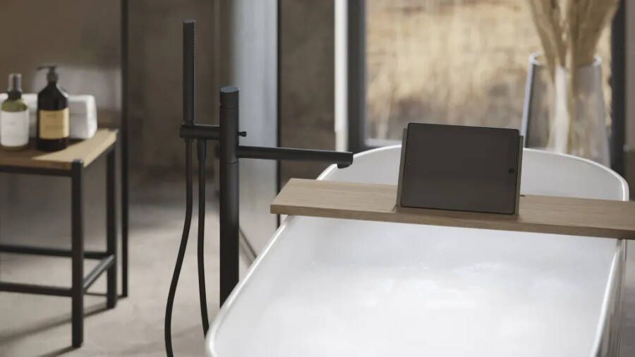 LoooX Wooden Bath Shelf badplank massief eiken 88 cm met geborsteld RVS tablethouder