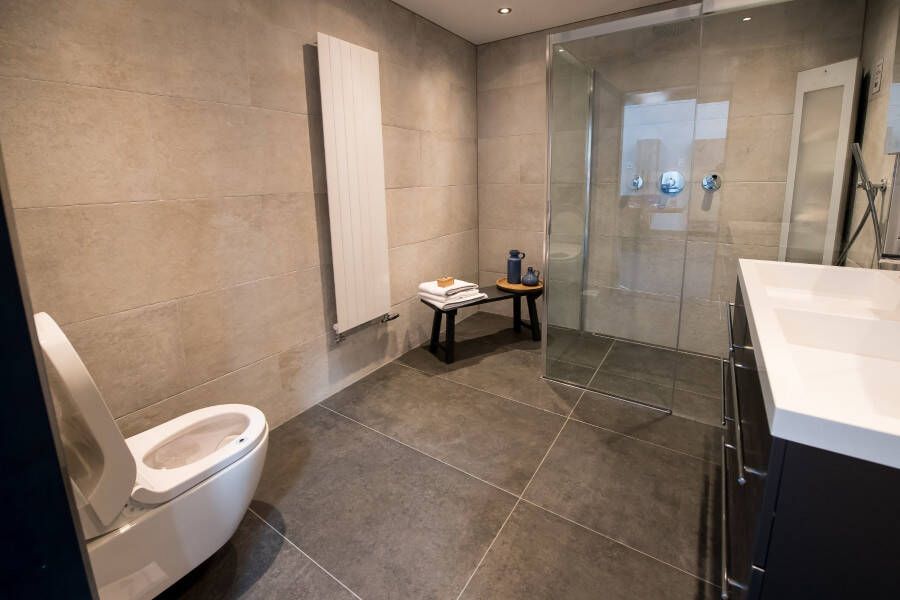 Complete luxe senioren badkamer