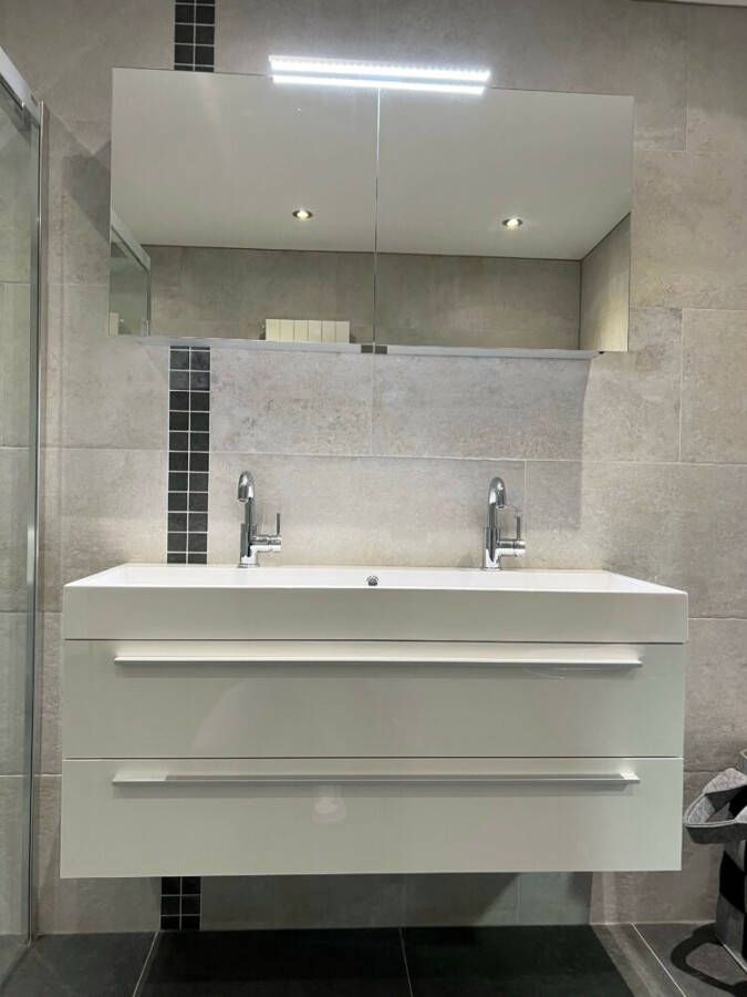 Bruynzeel Bando badkamermeubel met chromen grepen en dubbele witte wastafel 120 glans wit