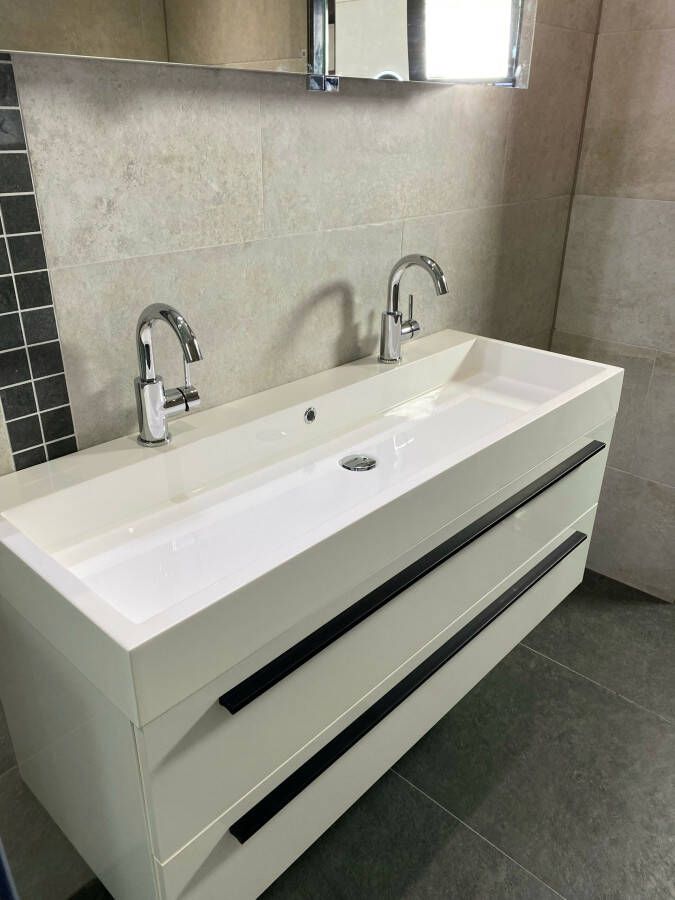 Bruynzeel Bando badkamermeubel met zwarte grepen en enkele witte wastafel 120 glans wit