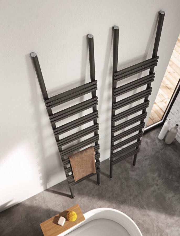Instamat Iskol radiator 50x210 wandmontage met flexibele aansluitslangen mat zwart