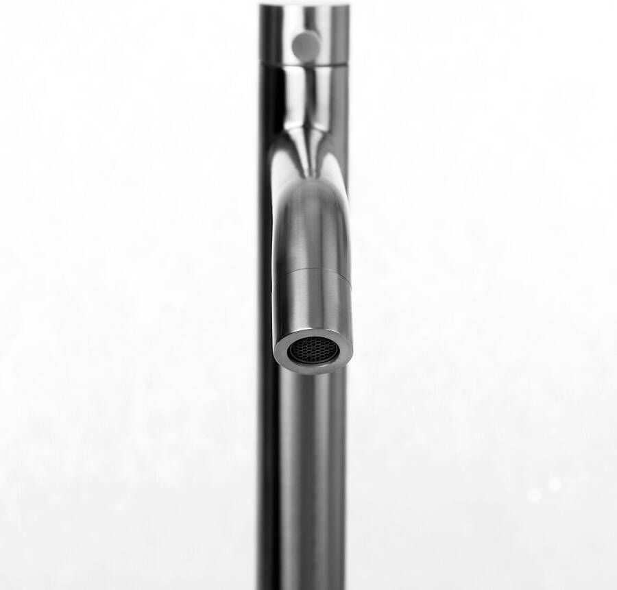 Neuer extra hoge fonteinkraan rond RVS