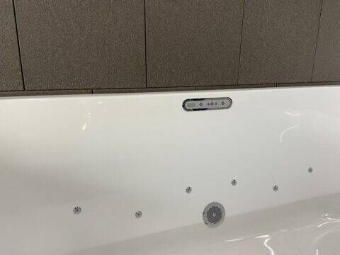 Wiesbaden Wall half vrijstaand bubbelbad met Supreme systeem 170x75 wit