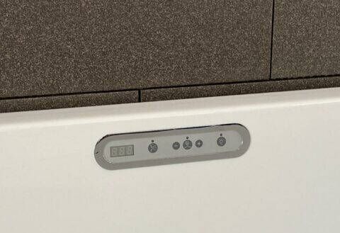 Wiesbaden Wall half vrijstaand bubbelbad met Supreme systeem 170x75 wit