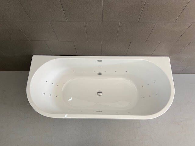 Wiesbaden Wall half vrijstaand bubbelbad met Advance systeem 180x80 wit