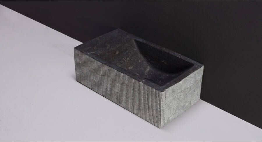 Forzalaqua Fontein Kalmar Hardsteen Gezoet Gefrijnd Met Kraangat Links 40x22x10 cm