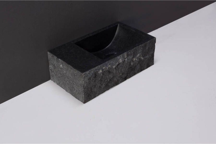 Forzalaqua Fontein Venetia XS Graniet Gezoet Gekapt Met Kraangat Links 29x16x10 cm