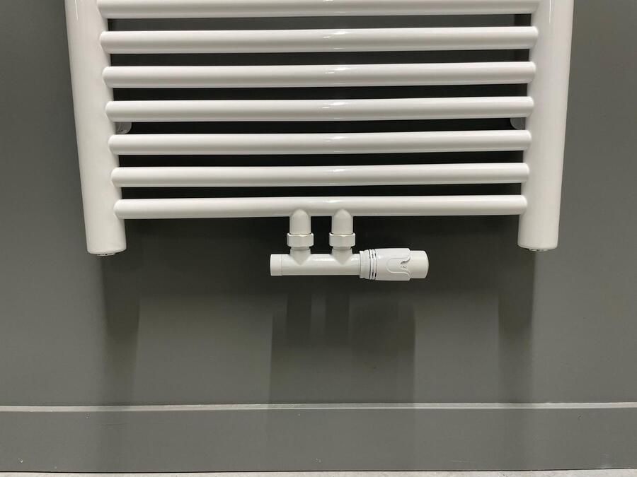 THERMRAD H-blok set 1 2" haaks wit incl thermostaatknop koppelingen 16x2 en 15mm dubbel rozet en afdekking tbv leidingen RO1985W