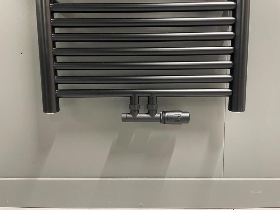 THERMRAD Tone design onderblok 1 2" mat zwart met thermostaatknop koppeling 16x2 en 15mm rozet en afdekking tbv middenaansluiting.