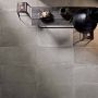 Flaviker Backstage Ash vloertegel beton look 40x80 cm antraciet mat - Thumbnail 3