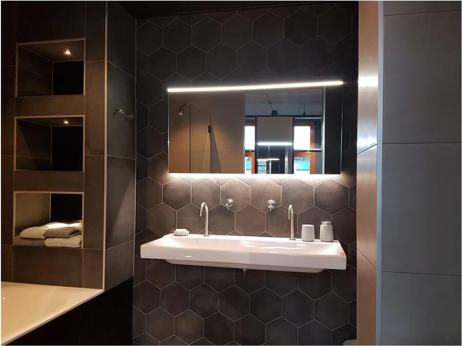 Hipp Design Badkamerspiegel SPV11000 | 80x70 cm | Directe en indirecte LED verlichting | Touch button | Met spiegelverwarming