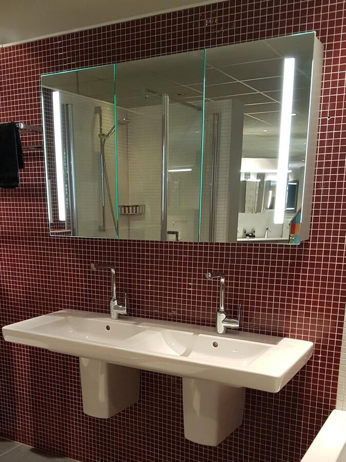 Hipp Design Spiegelkast SPK41000 | 140x70x14 cm | 3 Deuren | Directe LED verlichting | Aluminium | Met spiegelverwarming - Foto 3