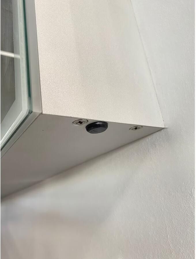 Wiesbaden Spiegelkast Quatro 80x70x13cm Aluminium Geintegreerde LED Verlichting Sensor Lichtschakelaar Stopcontact Glazen Planken - Foto 5