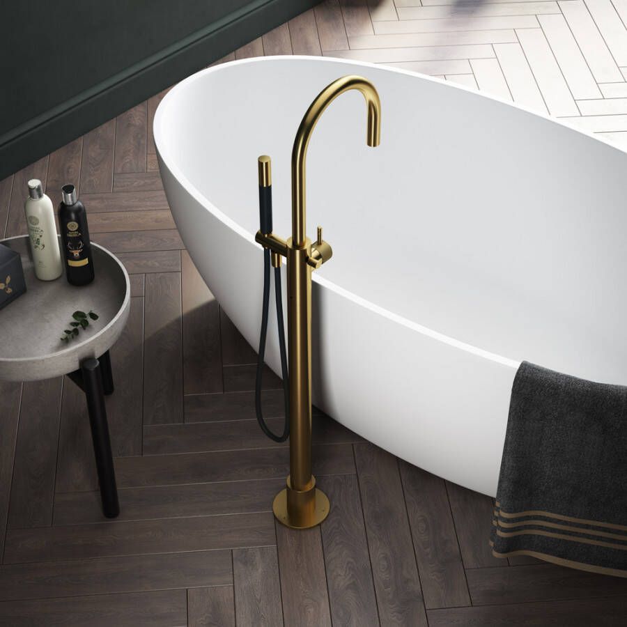 Hotbath Cobber X staande badmengkraan met staafhanddouche en doucheslang 105 5 x 22 5 cm geborsteld messing PVD