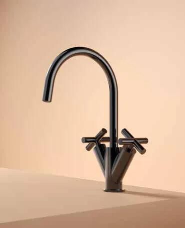 Hotbath Chap wastafelmengkraan met draaibare uitloop geborsteld messing PVD