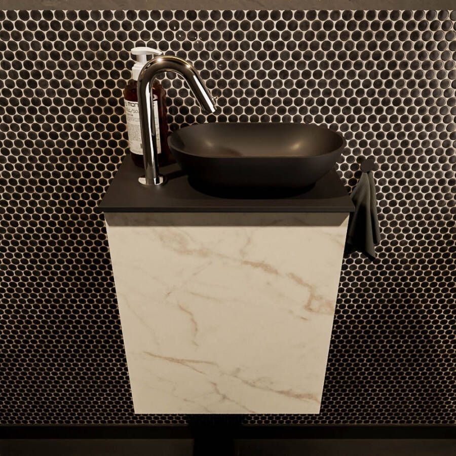 Mondiaz Fowy toiletmeubel 40x50x23cm Carrara mat 1 kraangat wasbak: rechts 1 deur solid surface met blad Melamine kleur wasbak: zwart FOWY59002Carraraurban