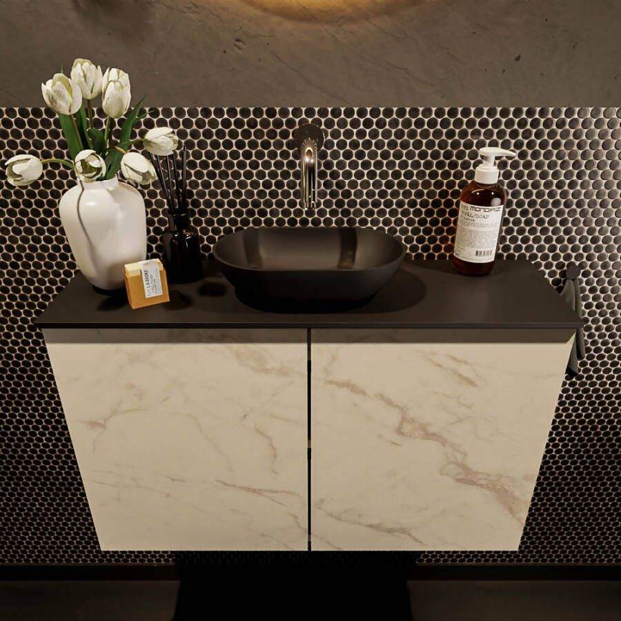 Mondiaz Fowy toiletmeubel 80x50x23cm Carrara mat 0 kraangaten wasbak: midden 2 deuren solid surface met blad Melamine kleur wasbak: zwart FOWY59016Carraraurban