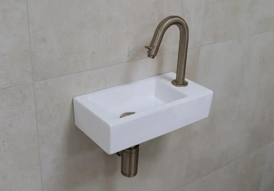 Mueller Mini Rhea fonteinset mat wit met verouderd messing gebogen fonteinkraan rechts