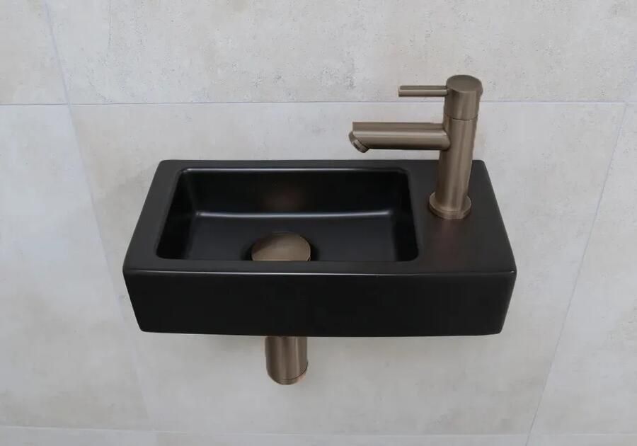 Mueller Mini Rhea fonteinset mat zwart met verouderd messing fonteinkraan rechts