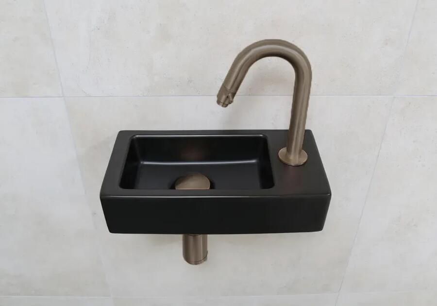 Mueller Mini Rhea fonteinset mat zwart met verouderd messing gebogen fonteinkraan rechts