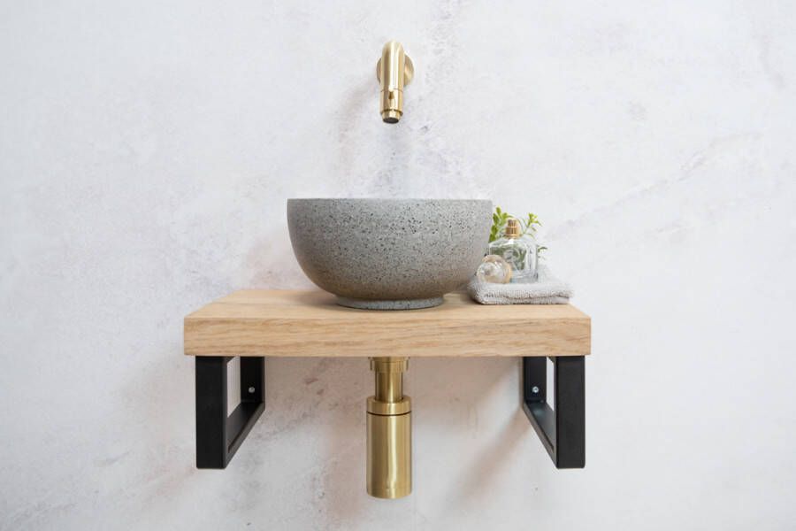 Saniclear Baru fonteinset met eiken plank grijze terrazzo waskom en gouden kraan voor in het toilet