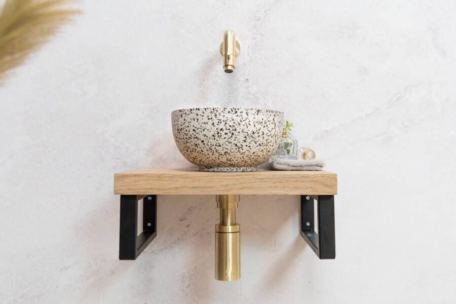 Saniclear Baru fonteinset met eiken plank zwart-witte terrazzo waskom en gouden kraan voor in het toilet