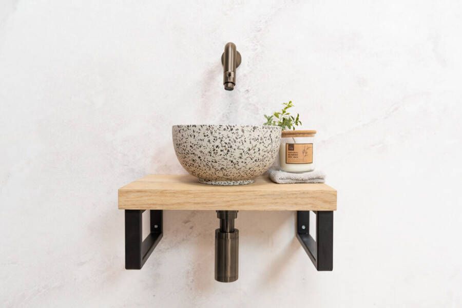 Saniclear Baru fonteinset met eiken plank zwart-witte terrazzo waskom en kraan in verouderd messing voor in het toilet