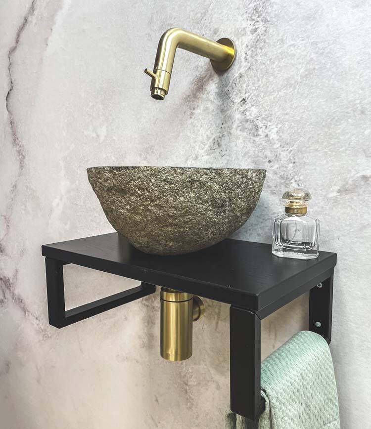 Saniclear Lovi fonteinset met rivierstenen waskom en gouden kraan voor in het toilet