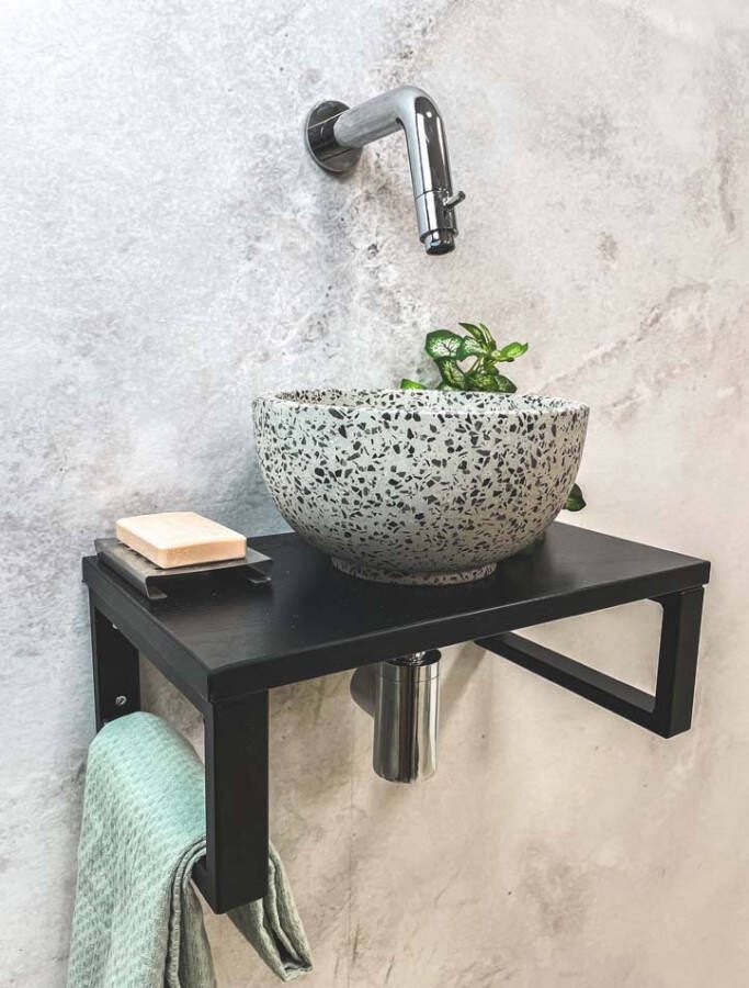 Saniclear Lovi fonteinset met zwart-witte terrazzo waskom en chromen kraan voor in het toilet