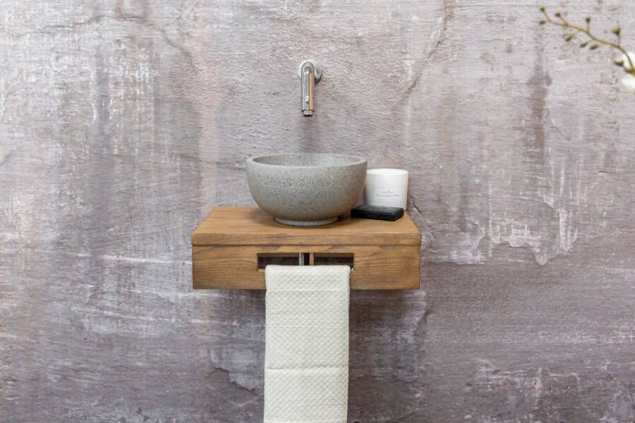 Saniclear Seba fonteinset met bruin eiken plank grijze terrazzo waskom en chromen kraan voor in het toilet