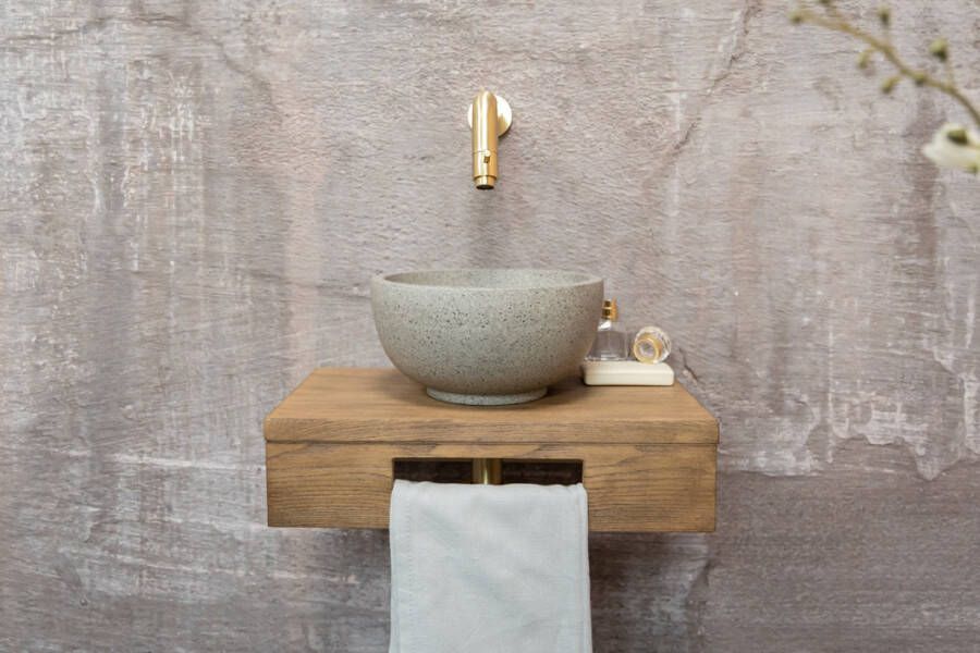 Saniclear Seba fonteinset met bruin eiken plank grijze terrazzo waskom en gouden kraan voor in het toilet