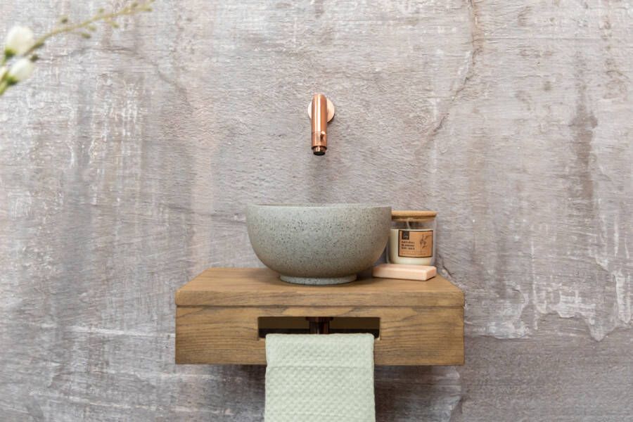 Saniclear Seba fonteinset met bruin eiken plank grijze terrazzo waskom en koperen kraan voor in het toilet