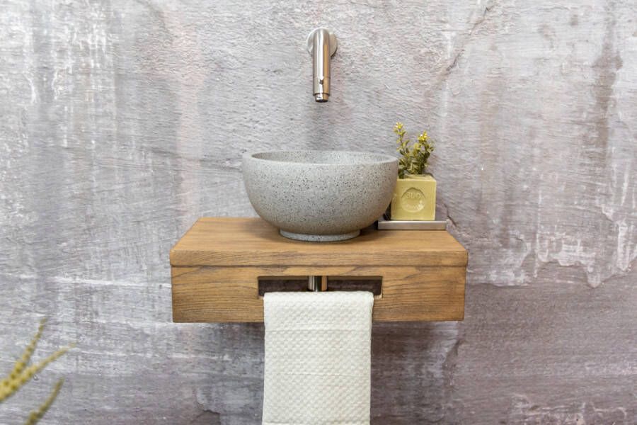 Saniclear Seba fonteinset met bruin eiken plank grijze terrazzo waskom en RVS kraan voor in het toilet