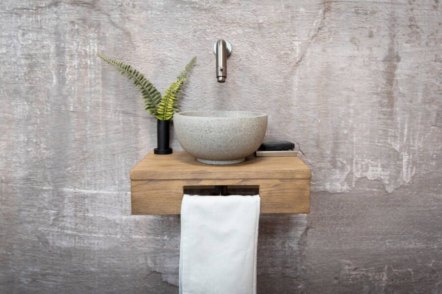 Saniclear Seba fonteinset met bruin eiken plank grijze terrazzo waskom en verouderd ijzer kraan voor in het toilet