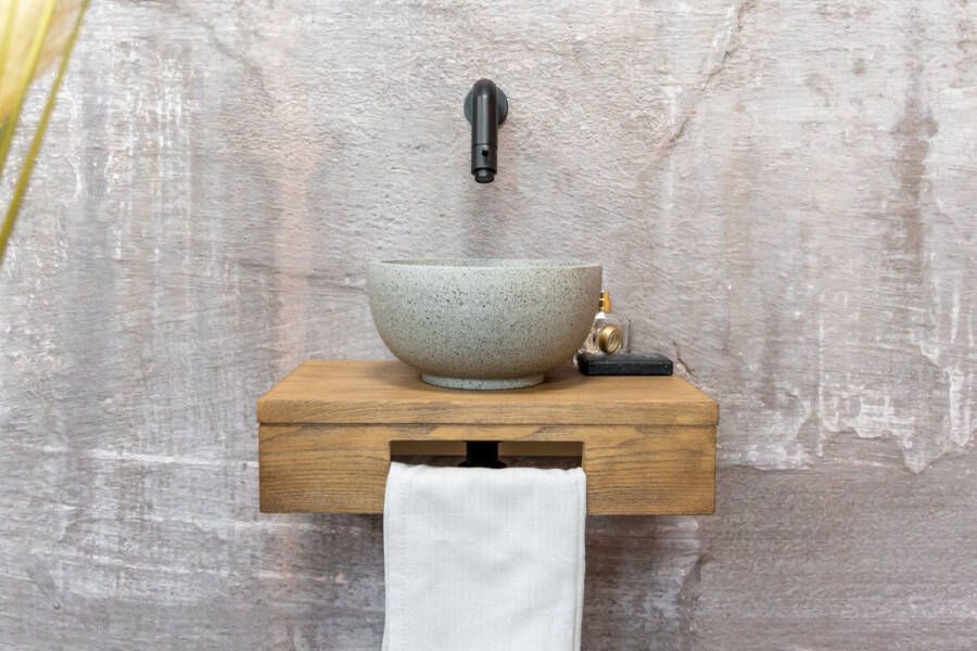 Saniclear Seba fonteinset met bruin eiken plank grijze terrazzo waskom en zwarte kraan voor in het toilet