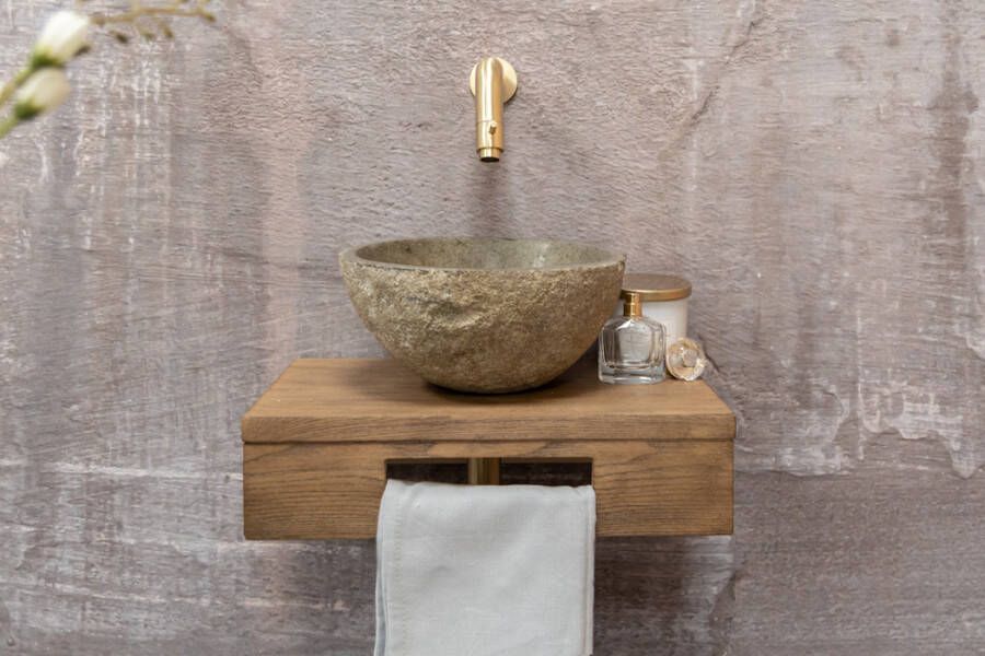 Saniclear Seba fonteinset met bruin eiken plank rivierstenen waskom en gouden kraan voor in het toilet