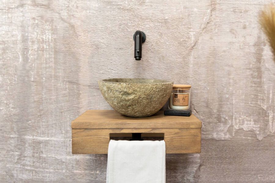 Saniclear Seba fonteinset met bruin eiken plank rivierstenen waskom en zwarte kraan voor in het toilet