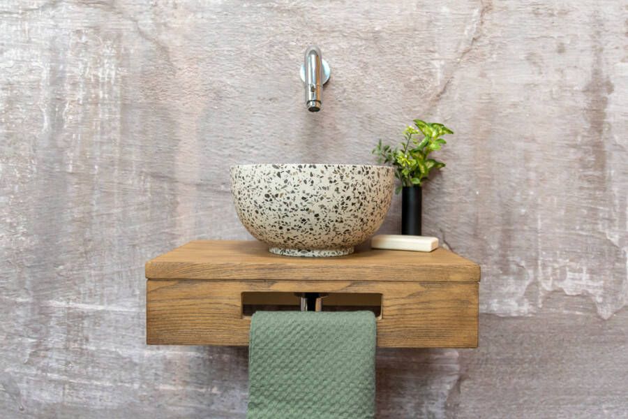 Saniclear Seba fonteinset met bruin eiken plank zwart-witte terrazzo waskom en chromen kraan voor in het toilet