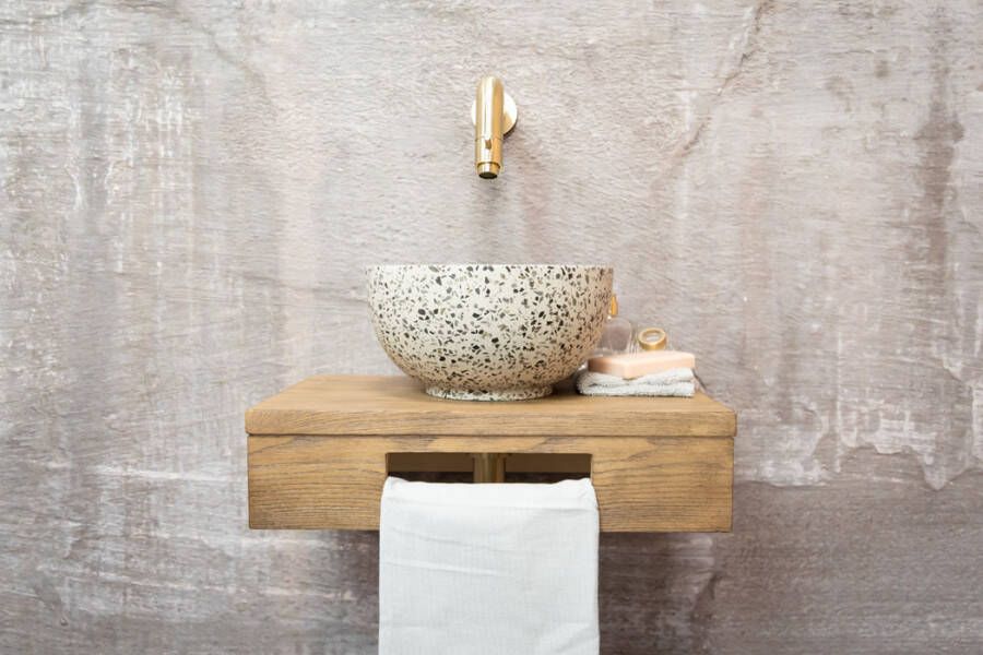 Saniclear Seba fonteinset met bruin eiken plank zwart-witte terrazzo waskom en gouden kraan voor in het toilet