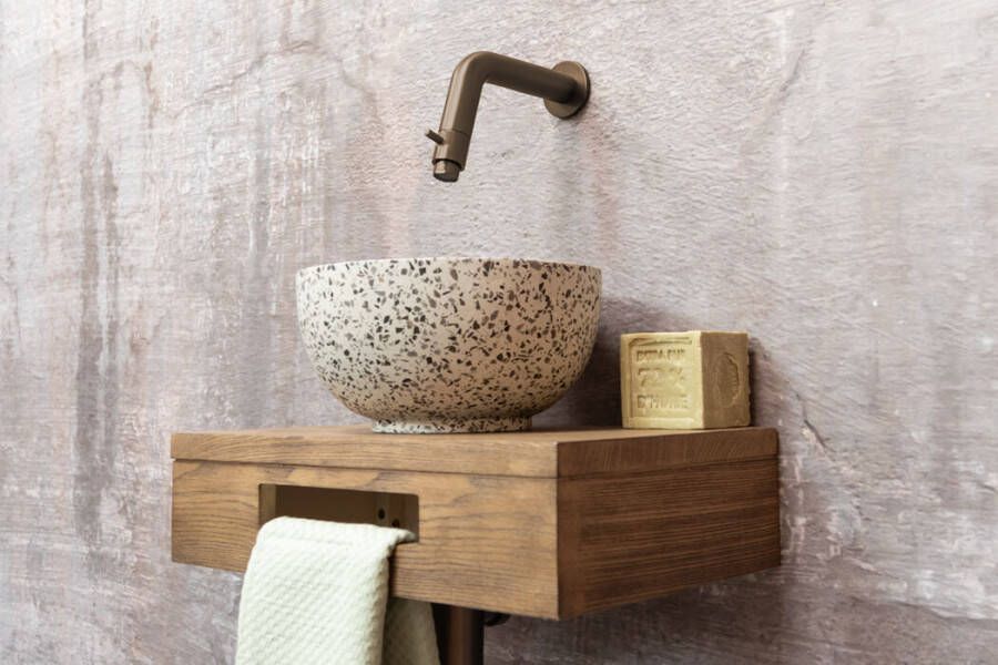 Saniclear Seba fonteinset met bruin eiken plank zwart-witte terrazzo waskom en kraan in verouderd messing voor in het toilet