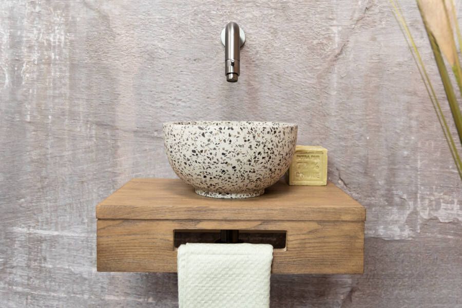 Saniclear Seba fonteinset met bruin eiken plank zwart-witte terrazzo waskom en verouderd ijzer kraan voor in het toilet