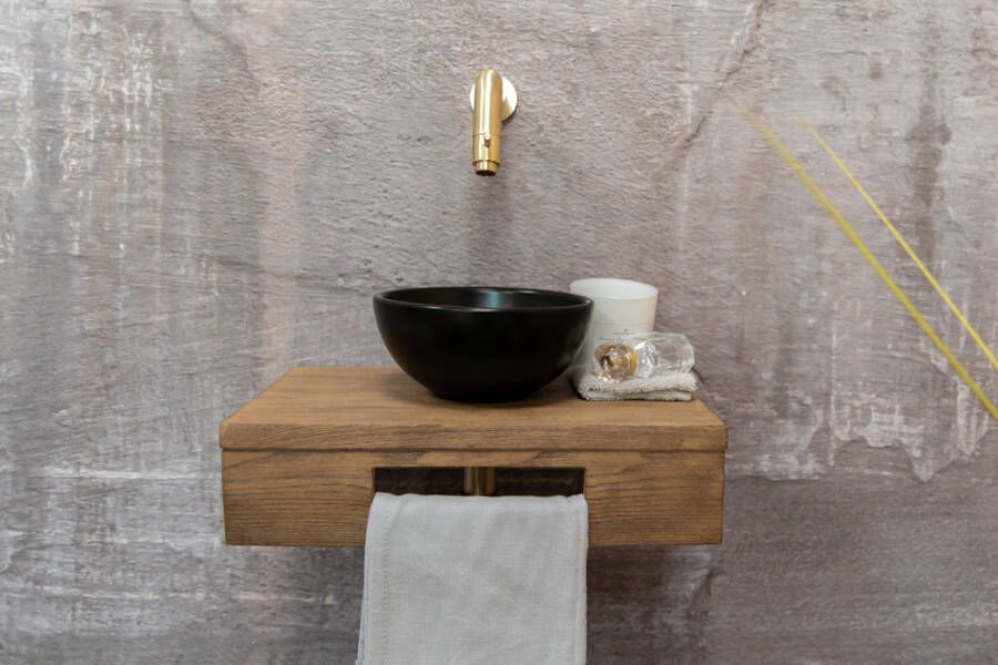 Saniclear Seba fonteinset met bruin eiken plank zwarte waskom en gouden kraan voor in het toilet