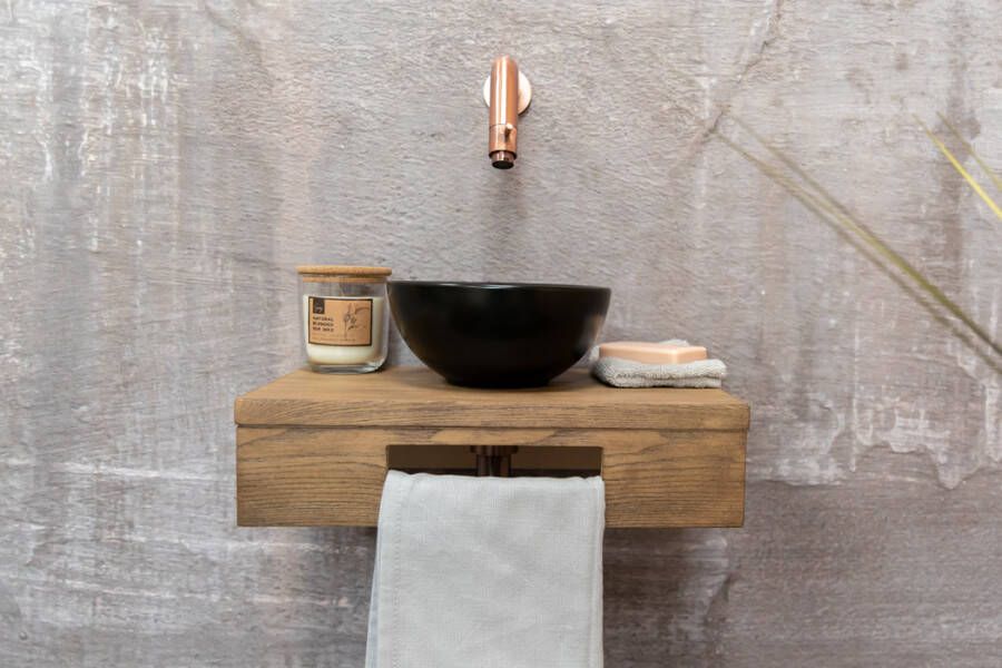 Saniclear Seba fonteinset met bruin eiken plank zwarte waskom en koperen kraan voor in het toilet