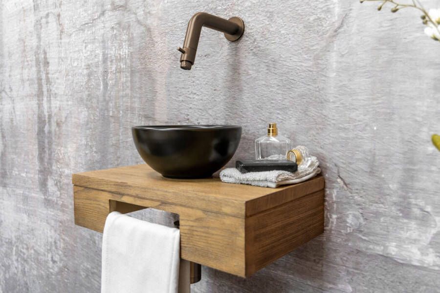 Saniclear Seba fonteinset met bruin eiken plank zwarte waskom en kraan in verouderd messing voor in het toilet