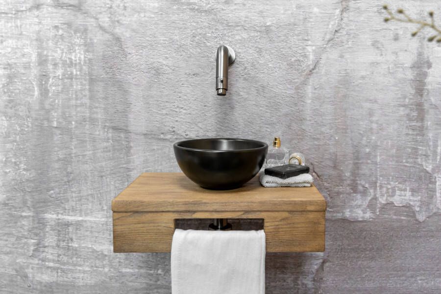 Saniclear Seba fonteinset met bruin eiken plank zwarte waskom en verouderd ijzer kraan voor in het toilet