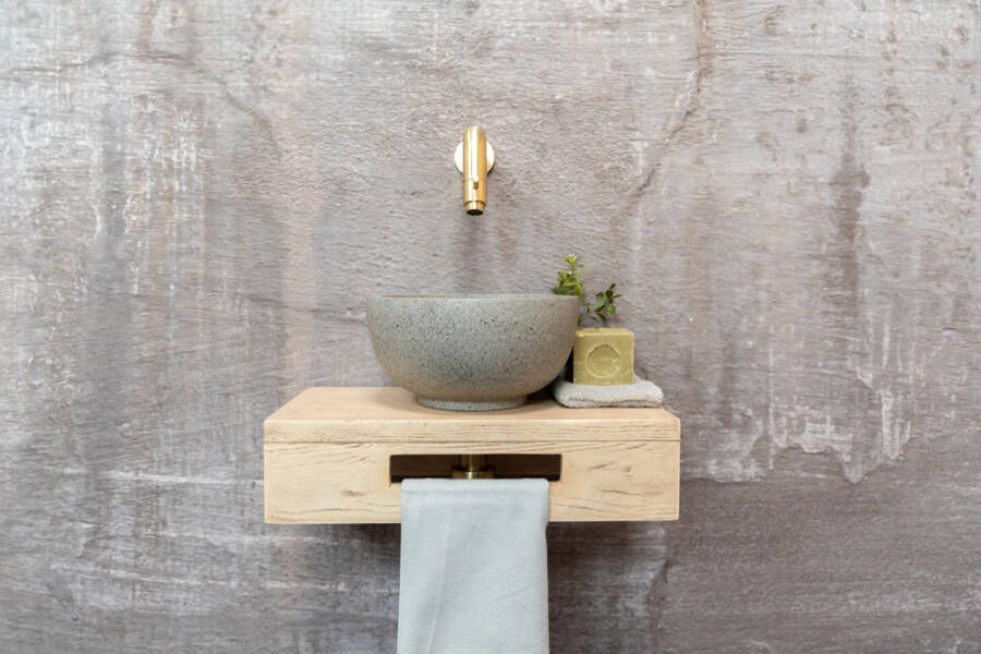 Saniclear Seba fonteinset met eiken plank grijze terrazzo waskom en gouden kraan voor in het toilet