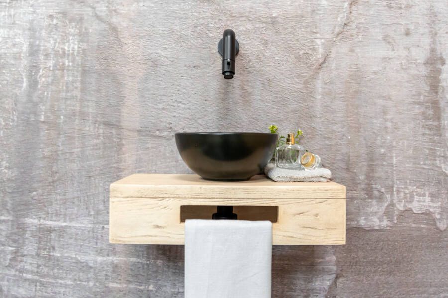 Saniclear Seba fonteinset met eiken plank zwarte waskom en zwarte kraan voor in het toilet
